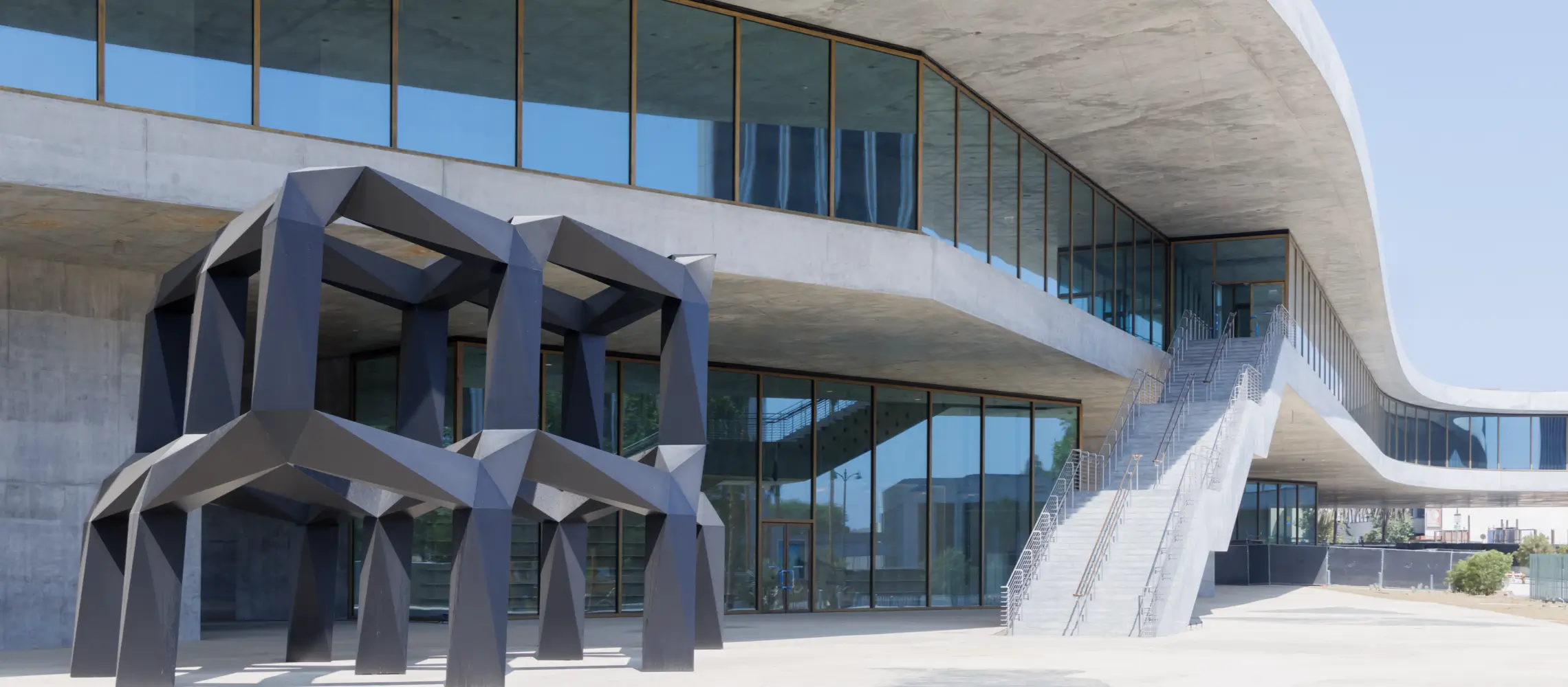 David Geffen Galleries at LACMA; exterior view from East West Bank Commons southeast toward Wilshire Boulevard with Tony Smith's Smoke (1967)